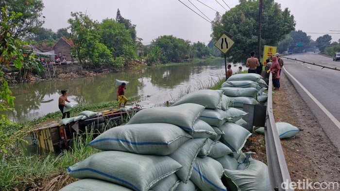 truk nyemplung sungai di Desa Bakong Pringgodani Balongbendo Sidoarjo