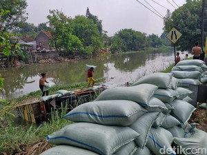 Truk Muat Biji Plastik Nyemplung Sungai Sidoarjo gegara Sopir Ngantuk