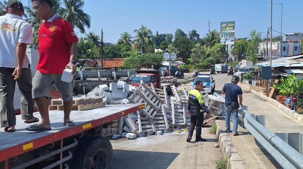 Truk Terguling di Flyover Tol Serua Ciputat, Muatan Hebel Berserakan