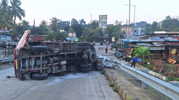 Truk Terguling di Flyover Tol Serua Ciputat, Muatan Hebel Berserakan