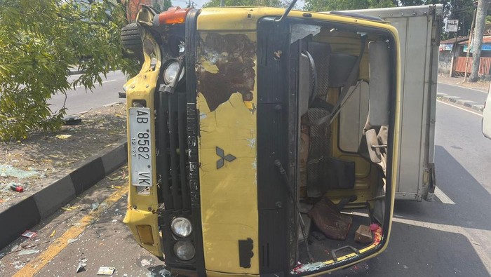 Truk terguling di Ring Road Gamping Sleman, Jumat (27/9/2024).