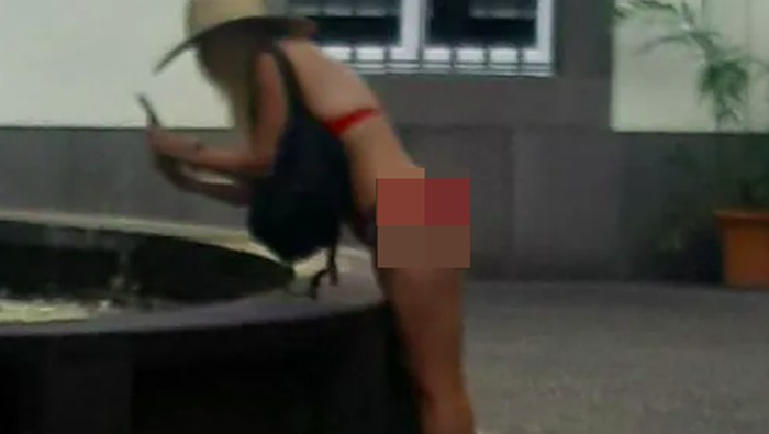 Turis pakai bikini merah ke kantor pemerintahan daerah Madeira