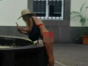 Terlalu Asyik, Turis Pakai Bikini Merah Tak Sadar Masuk ke Kantor Pemerintah