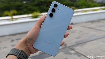 Samsung akan memberikan update sistem operasi hingga tujuh generasi dan update keamanan selama tujuh tahun untuk Galaxy S24 FE. Foto: Virgina Maulita Putri/detikINET