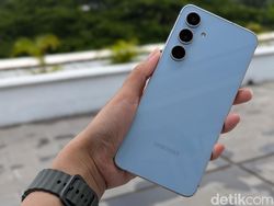 Unboxing Samsung Galaxy S24 FE yang Layarnya Makin Luas