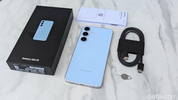 Isi di dalamnya juga minimalis yaitu unit Galaxy S24 FE, kabel USB-C to USB-C, ejector pin, dan booklet petunjuk manual. Foto: Virgina Maulita Putri/detikINET