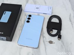 Unboxing Samsung Galaxy S24 FE yang Layarnya Makin Luas
