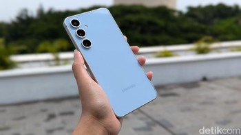 Ini penampakan Galaxy S24 FE dalam varian warna Blue dengan nuansa biru muda. Foto: Virgina Maulita Putri/detikINET