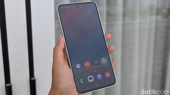 Upgrade terbesar yang diusung Galaxy S24 FE adalah layar yang lebih lapang. Ponsel ini mengusung layar Dynamic AMOLED 2X berukuran 6,7 inch, resolusi FHD+, dan adaptive refresh rate 120Hz. Foto: Virgina Maulita Putri/detikINET