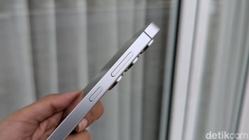 Ponsel ini menggunakan rangka aluminium dan dilindungi Gorilla Glass Victus. Tidak ketinggalan rating IP68 yang artinya ponsel ini tahan debu dan bisa dimasukkan ke dalam air hingga kedalaman 1,5 meter selama 30 menit. Foto: Virgina Maulita Putri/detikINET