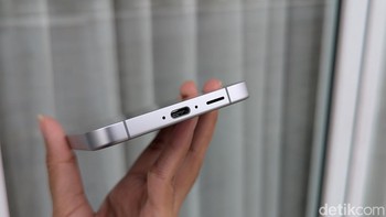 Kapasitas baterainya ditingkatkan menjadi 4.700 mAh dengan pengisian cepat 25W. Foto: Virgina Maulita Putri/detikINET