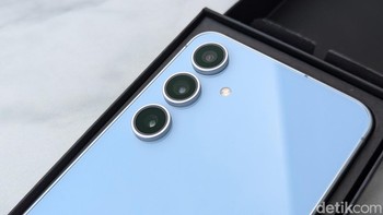 Kamera belakangnya masih memiliki konfigurasi yang sama yaitu kamera utama 50 MP, kamera ultrawide 12 MP, dan kamera telephoto 8 MP dengan optical zoom 3x dan OIS. Foto: Virgina Maulita Putri/detikINET