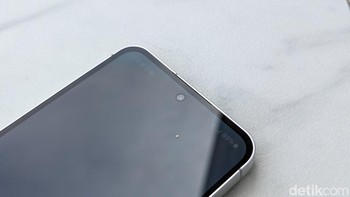 Di bagian depan terdapat kamera 10 MP untuk kebutuhan selfie dan video call. Samsung mengklaim bezel yang mengelilingi layar Galaxy S24 FE 20% lebih tipis dibandingkan pendahulunya. Foto: Virgina Maulita Putri/detikINET
