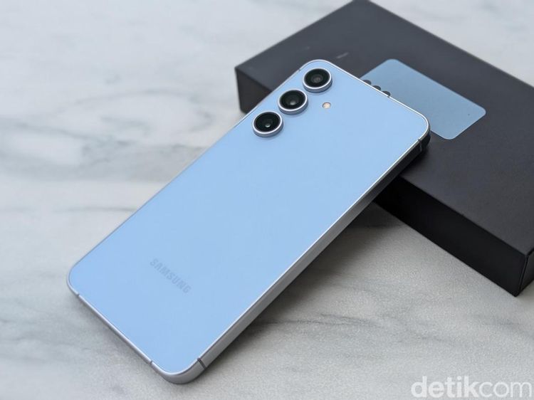 Unboxing Samsung Galaxy S24 FE yang Layarnya Makin Luas