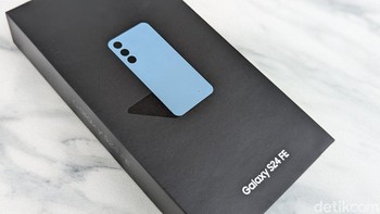 Kotak kemasan Samsung Galaxy S24 FE yang minimalis dan didominasi warna hitam seperti Galaxy S series lainnya. Foto: Virgina Maulita Putri/detikINET