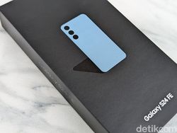 Unboxing Samsung Galaxy S24 FE yang Layarnya Makin Luas