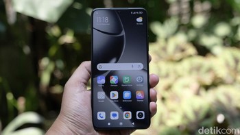 Xiaomi 14T adalah ponsel dengan layar AMOLED CrystalRes 6,67 inch dengan resolusi 1,5K. Layar ini punya kedalaman warna 12 bit dan refresh rate hingga 144Hz serta mendukung HDR10+. Tingkat kecerahan maksimalnya adalah 4.000 nits, dan dilengkapi AI untuk menyesuaikan temperatur warna dan kecerahan berdasarkan skenario penggunaan dan waktu, untuk memastikan kenyamanan mata yang optimal. Foto: detikINET/Anggoro Suryo Jati