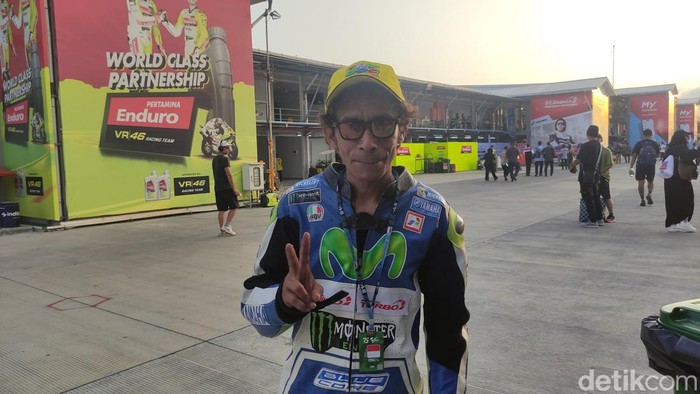 Zakki Haiqal adalah sosok di balik Rossi KW. Pria asal Palembang ini memang terkenal mirip dengan juara dunia sembilan kali itu, serta aktif sebagai konten kreator di Instagram @zakkirossi46 dengan pengikut mencapai 108 ribu.