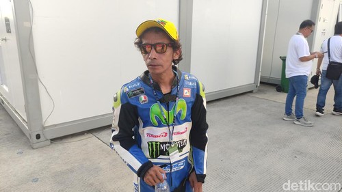Zakki Haiqal adalah sosok di balik Valentino Rossi KW. Pria asal Palembang ini memang terkenal mirip dengan juara dunia sembilan kali itu, serta aktif sebagai konten kreator di Instagram @zakkirossi46 dengan pengikut mencapai 108 ribu.