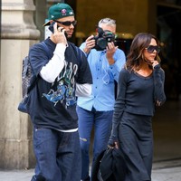 Istri David Beckham itu memadukannya rok pensil hitam formal dengan sentuhan lace pada bagian keliman. Aura elegan dan feminin pun sama-sama terpancar.  Tas Birkin Hermes senada serta heels merah Alaia yang mencolok menjaga kemewahan gayanya. (Foto: GC Images/Marc Piasecki)