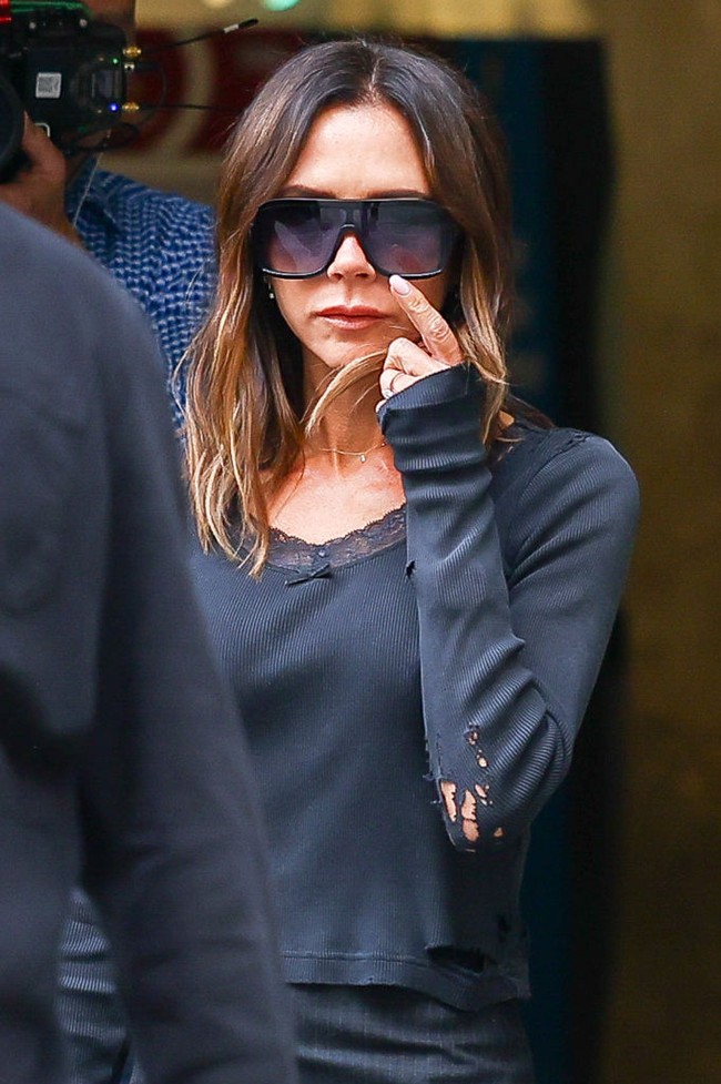 Ada seninya tersendiri untuk memakai fashion item seperti itu agar tetap terlihat mewah dan  Victoria Beckham memahami betul konsep tersebut. (Foto: GC Images/Marc Piasecki)