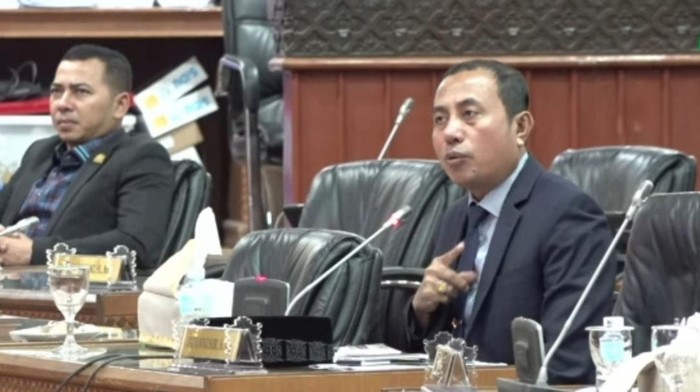 Wakil Ketua Pansus Pertambangan DPR Aceh Irpannusir geram dengan kondisi udara Meulaboh tercemar akibat pertambangan. (Foto: Istimewa).