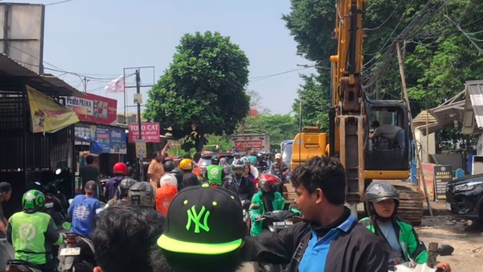 Warga melaporkan terjadi kemacetan di Jalan Joglo Raya, Kembangan, Jakbar, imbas proyek perbaikan jalan. Polisi menindaklanjuti laporan tersebut. (dok Pribadi/Ade)