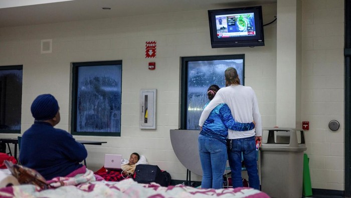 Donald Draughon and his wife Vicki wait for the arrival of Hurricane Helene at Lincoln High School, which was opened as a shelter in Tallahassee, Florida, U.S., September 26, 2024. REUTERS/Kathleen Flynn     TPX IMAGES OF THE DAY