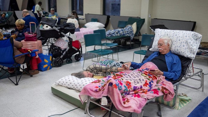 Warga Mengungsi di Bangunan Sekolah Saat Badai Helene Menerjang AS Donald Draughon and his wife Vicki wait for the arrival of Hurricane Helene at Lincoln High School, which was opened as a shelter in Tallahassee, Florida, U.S., September 26, 2024. REUTERS/Kathleen Flynn TPX IMAGES OF THE DAY