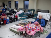 Warga Ngungsi di Bangunan Sekolah Saat Badai Helene Menerjang AS