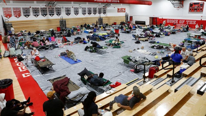 Donald Draughon and his wife Vicki wait for the arrival of Hurricane Helene at Lincoln High School, which was opened as a shelter in Tallahassee, Florida, U.S., September 26, 2024. REUTERS/Kathleen Flynn     TPX IMAGES OF THE DAY