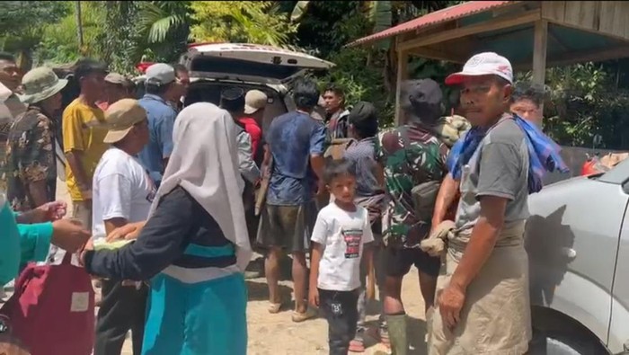 Warga saat mengevakuasi salah satu korban tertimbun longsor di lokasi tambang, Solok, Sumbar. (dok. BPBD Solok)