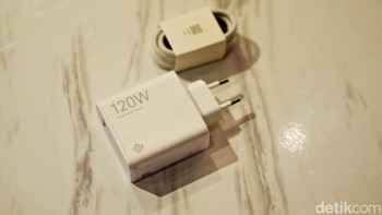 Dalam box Xiaomi 14T Pro masih menyertakan adaptor charger 120W dan kabel data. Foto: Adi Fida Rahman/detikIINET
