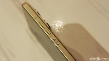 Xiaomi 14T Pro punya tombol power yang dibuat bertekstur. Foto: Adi Fida Rahman/detikIINET