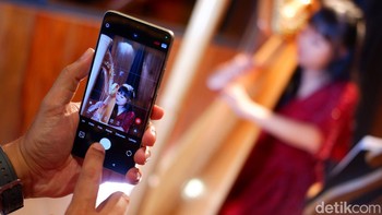Dengan ukuran sensor 1/1,31, Dual Native ISO Fusion Max, dan high dynamic range 13.57EV, pengaturan canggih ini dapat menangkap lebih banyak cahaya hingga 32% dibandingkan pendahulunya, 10 memastikan gambar yang jernih dan detail. Perangkat ini memiliki lensa asferis 7P bertransmisi tinggi untuk menangkap lebih banyak cahaya dan mendukung pengambilan gambar dengan dynamic range yang tinggi. Foto: Adi Fida Rahman/detikINET