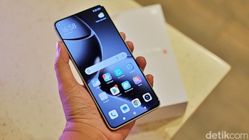 Xiaomi 14T Pro punya layar yang sama dengan Xiaomi 14T, yaitu layar AMOLED CrystalRes 6,67 inch dengan resolusi 1,5K. Layar ini punya kedalaman warna 12 bit dan refresh rate hingga 144Hz serta mendukung HDR10+. Foto: Adi Fida Rahman/detikINET