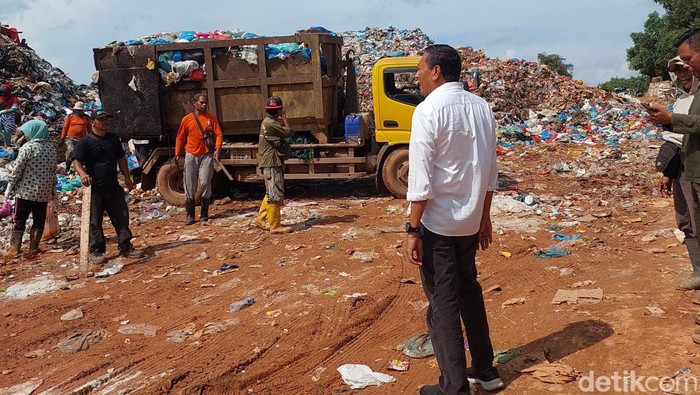 -Pjs Wali Kota Batam Andi Agung saat sidak pengelolaan sampah di Batam. (Istimewa)

(Alamudin Hamapu/Kontributor Kepri)