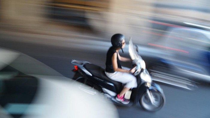 Sering Motoran Tanpa Jaket dan Mandi Malam Picu Paru-paru Basah? Ini Faktanya