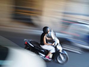 Sering Motoran Tanpa Jaket dan Mandi Malam Picu Paru-paru Basah? Ini Faktanya