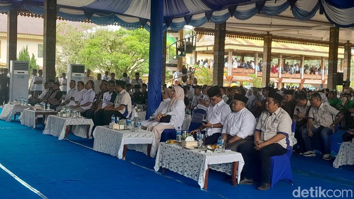 2 calon bupati mendampingi Bobby Nasution saat kampanye di Tapsel. (Nizar Aldi/detikSumut)