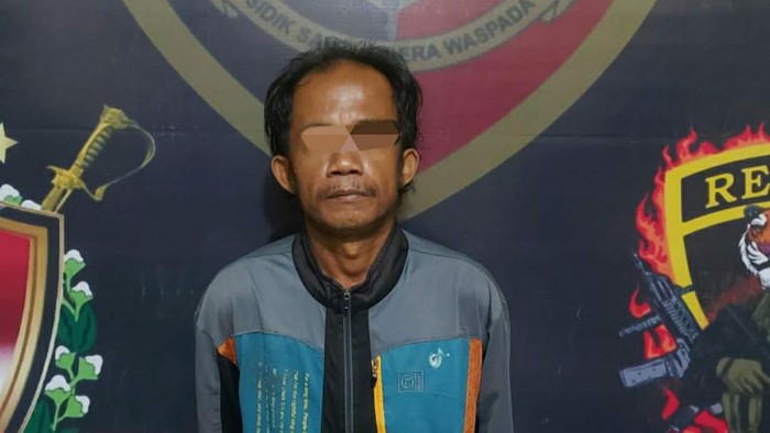 Adhy Syuryadi (46) saat ditangkap polisi karena penipuan dan penggelapan beras.