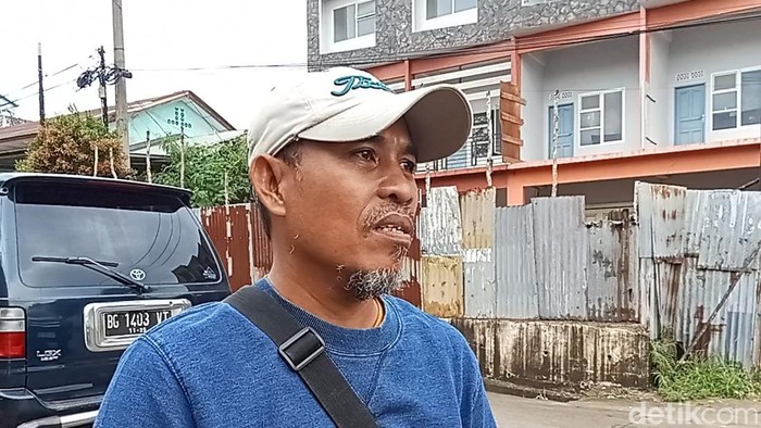 Ahmad Korik (46) menceritakan kejadian begal yang ia alami bersama istrinya di Palembang
