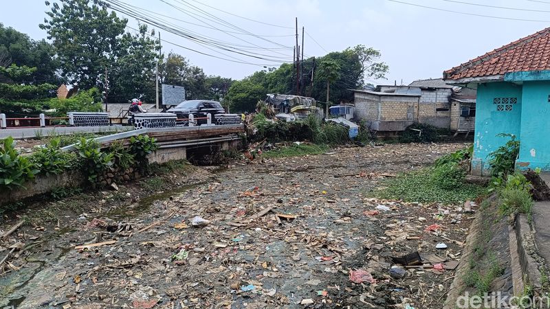 Aliran sungai di Semplak Barat, Kecamatan Kemang, Kabupaten Bogor, Jawa Barat, tampak mengering. (Rizky Adha Mahendra/detikcom)