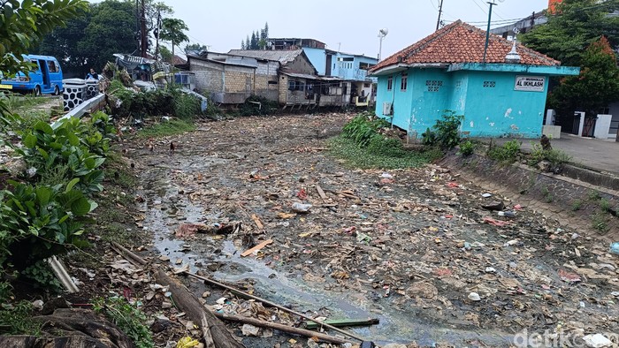 Aliran sungai di Semplak Barat, Kecamatan Kemang, Kabupaten Bogor, Jawa Barat, tampak mengering. (Rizky Adha Mahendra/detikcom)
