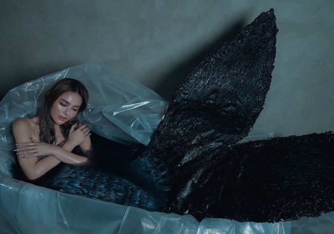 Mengenakan kostum ekor mermaid berwarna gelap, Amanda terlihat berbaring di dalam sebuah bathtub yang sudah dilapisi dengan plastik. Dengan rambut yang hanya dibiarkan terurai, wanita 24 tahun itu tampak berpose menyilangkan tangannya di depan dada. Foto: Instagram/@winstongomez