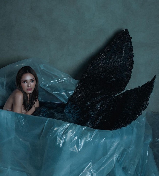 Penampilan Amanda semakin terlihat menawan dengan pulasan makeup bernuansa peach dan eyeliner pada bagian atas dan bawah matanya. Ia pun memamerkan ekspresi fierce ke arah kamera. Foto: Instagram/@amandamanopo