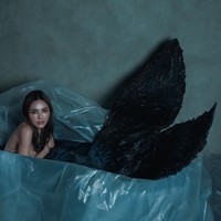 Penampilan Amanda semakin terlihat menawan dengan pulasan makeup bernuansa peach dan eyeliner pada bagian atas dan bawah matanya. Ia pun memamerkan ekspresi fierce ke arah kamera. Foto: Instagram/@amandamanopo