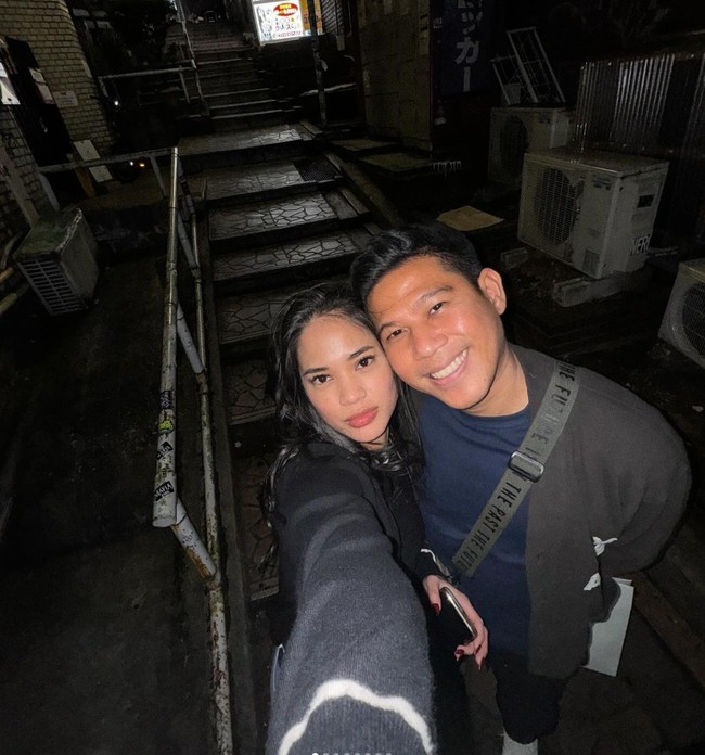 Sebagai pasutri baru, Nino dan Dhabita juga tampak memamerkan kemesraan mereka selama di sana. IG NINO LAGI BUCINN ERAA, komentar salah seorang netizen. Foto: Instagram/@ninokayam