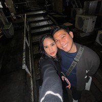 Sebagai pasutri baru, Nino dan Dhabita juga tampak memamerkan kemesraan mereka selama di sana. IG NINO LAGI BUCINN ERAA, komentar salah seorang netizen. Foto: Instagram/@ninokayam