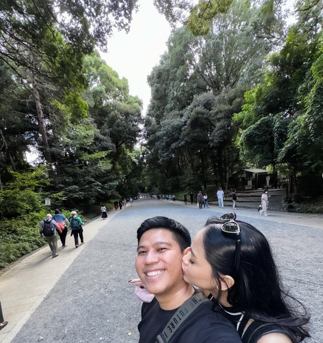 Sebelumnya Nino sendiri tak pernah memamerkan hubungannya dengan Dhabita. Kini setelah resmi menikah, keduanya pun sudah tak ragu lagi pamer kemesraan. Foto: Instagram/@ninokayam